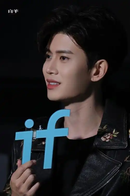 任嘉伦米兰时装周送非遗团扇##任嘉伦我要看正脸##任嘉伦外媒生图