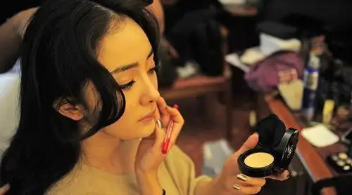 偷看杨幂在时装周化妆间里用的美妆品