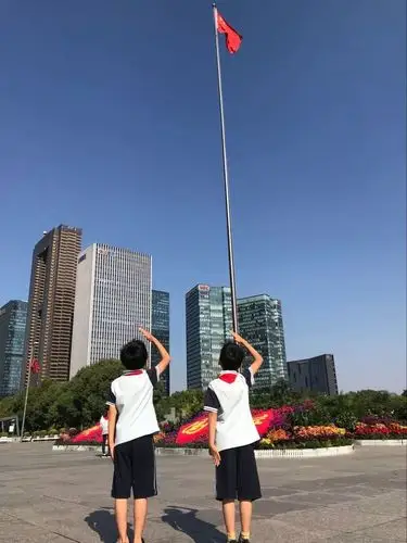 在建队节来临之际,西兴实验小学号召全校少先队员,正确佩戴红领巾,敬