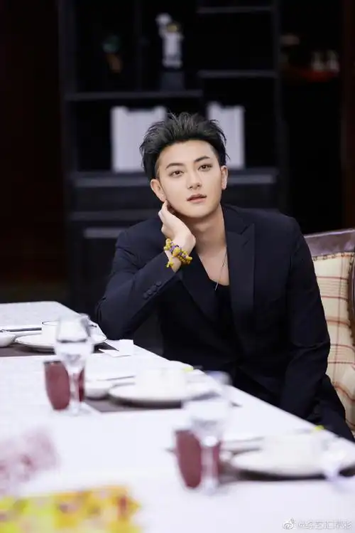 黄子韬颜值回春