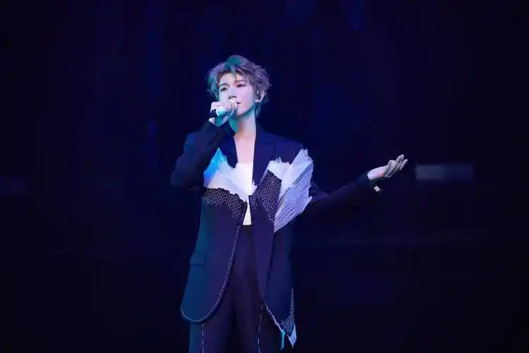 王源"客厅狂欢"巡演终点站抵达家乡重庆 温暖开唱点亮山城夏天_演唱会