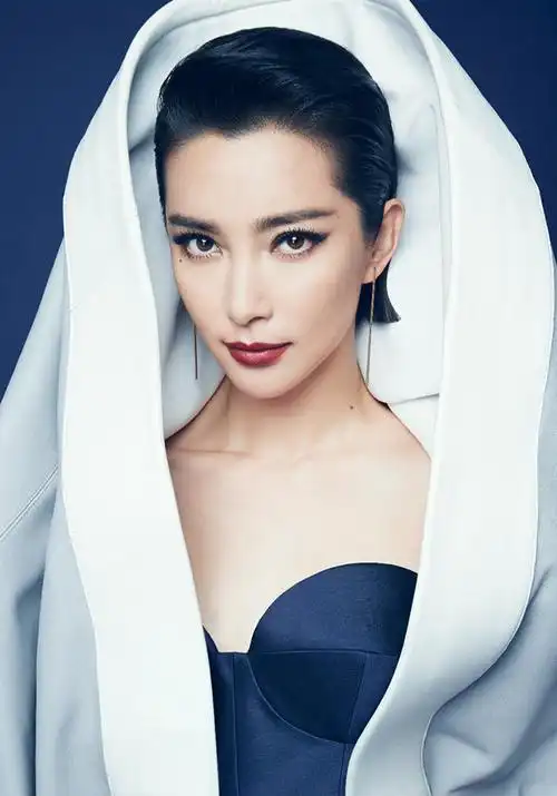 近日,李冰冰少见的短发造型黑白时尚大片曝光,继前不久《时尚芭莎》水