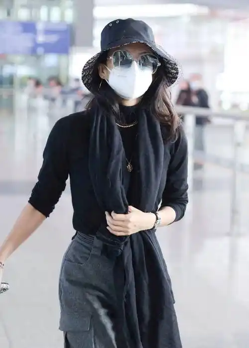 章子怡结束巴黎之行回国,针织衫搭工装裤走机场,休闲又潮范!