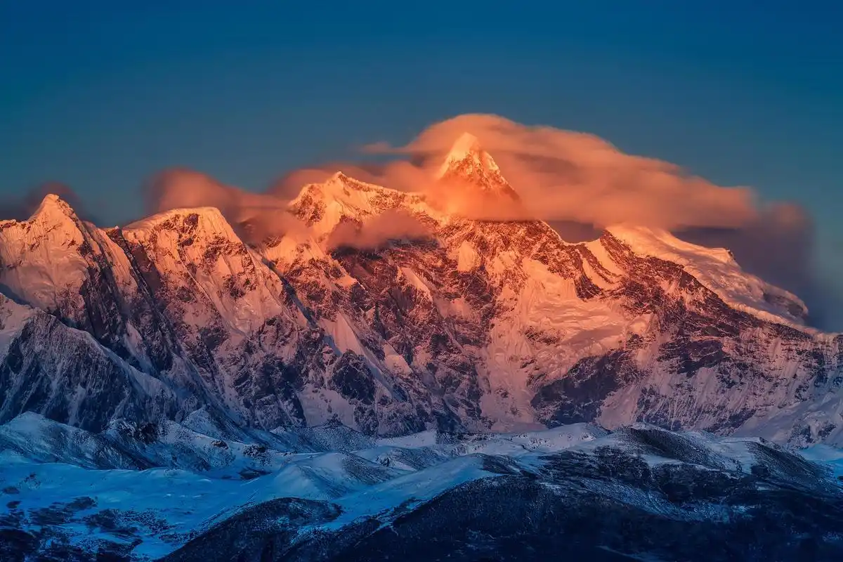 南迦巴瓦佛光:西藏林芝市的自然奇观 近日,一段网友拍摄的视频在网络