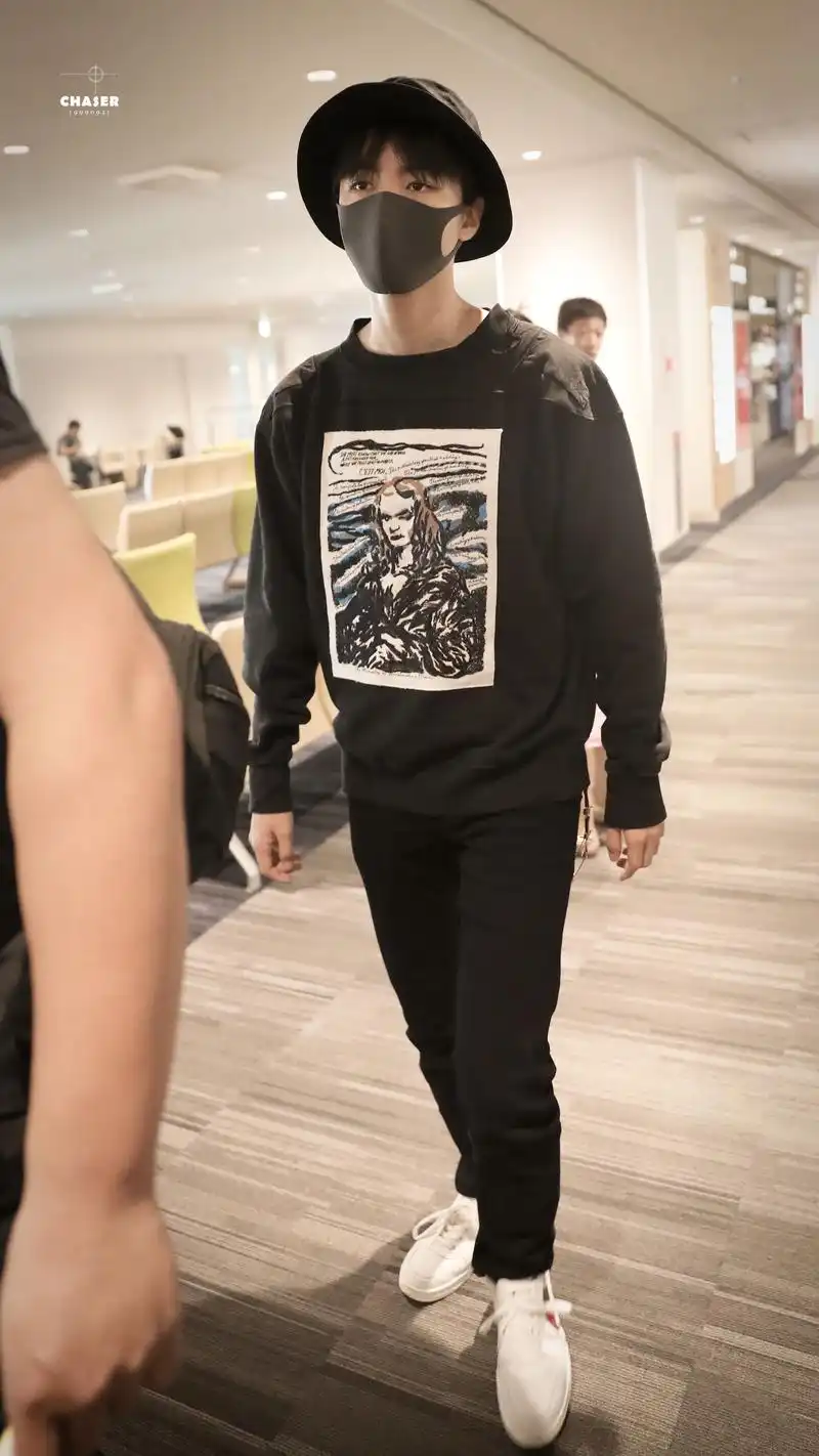 王俊凯福冈机场出发 轻松驾驭时尚街头日系风