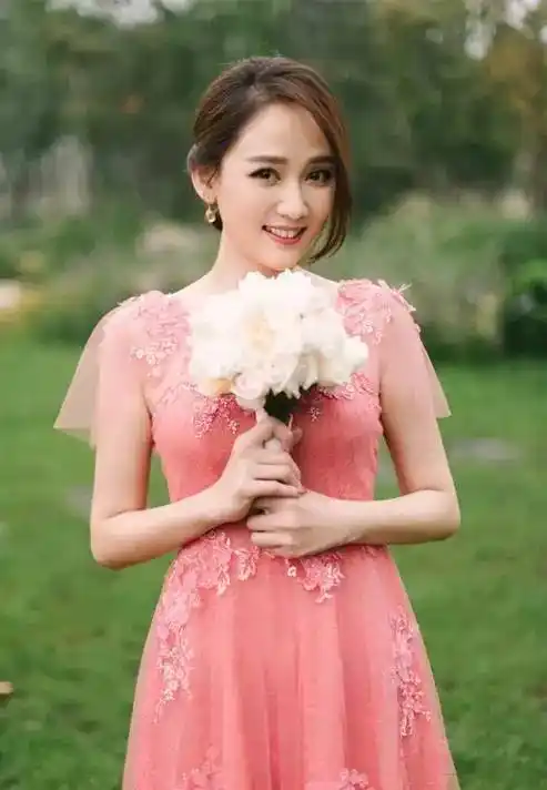 她是霍建华前女友捧红过无数男神至今逆袭为最美伴