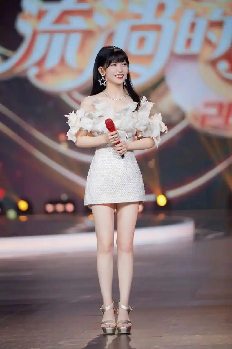 赖美云这白色裙装很可爱,腿型好直!#女明星# #娱圈新动向# #美女