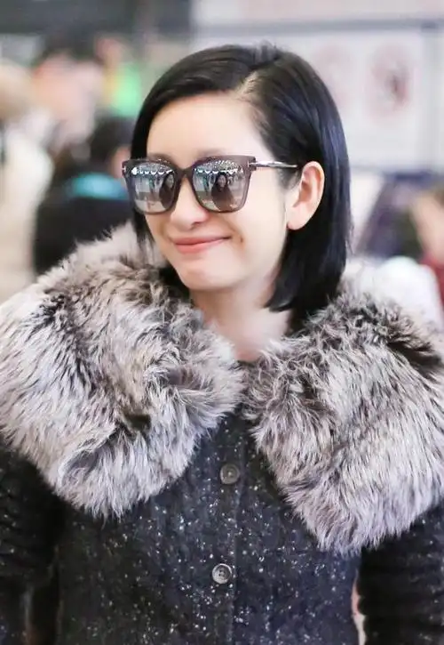 秦海璐素颜亮相皮肤细嫩短发飒爽羽绒服遮肚