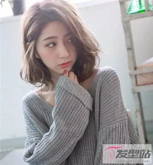 日系空气烫短发 性感女人味十足_发型站_最新流行发型
