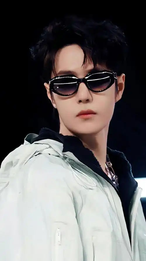 #王一博绿框墨镜##王一博#