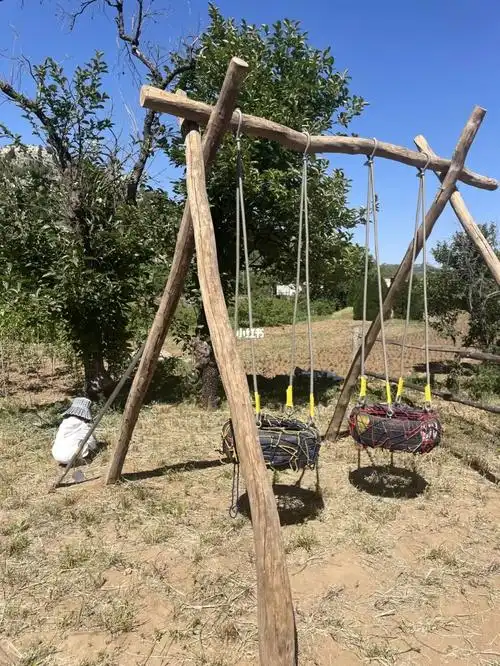 一方山野展示一下自制秋千