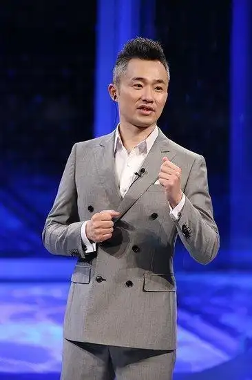 50岁主持人程雷晒近况身材消瘦像纸片人因肝病头发花白