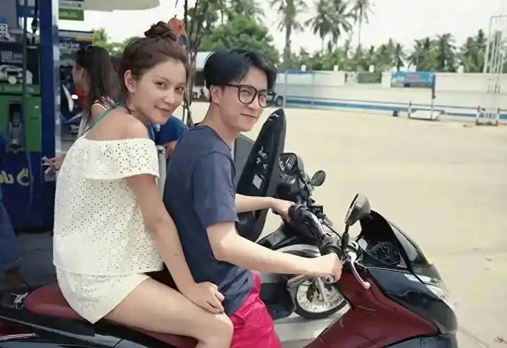 因为周杰伦早期的行为是比较爱玩的,此前还曾经曝光他在上海汤臣一品