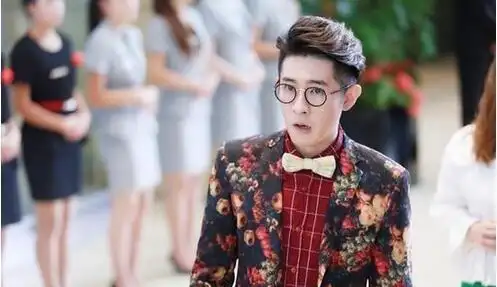 开播 季肖冰花式造型演技吸眼球:5日晚,由青春爱情小说《当总裁恋爱时