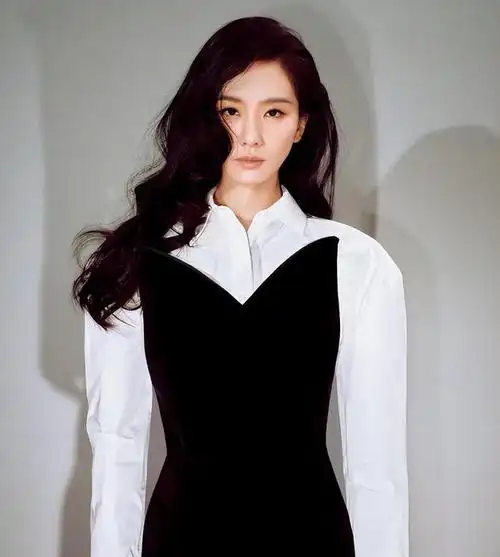 刘诗诗写真大片,金属色裹身长裙,被赞大美娇妻!