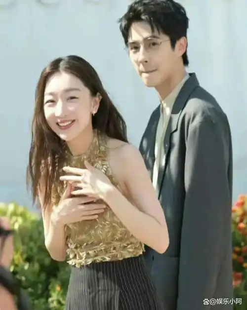 两人在绯闻传得沸沸扬扬的时候,甚至有传言称他们已经领取结婚证书.