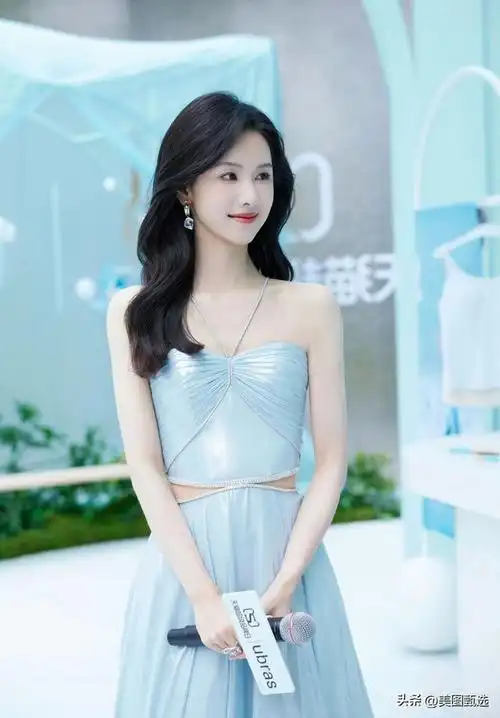 陈都灵白色吊带裙小秀美背,优雅而静谧