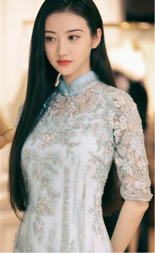 在这部剧中,景甜仅旗袍造型就有数十套之多.