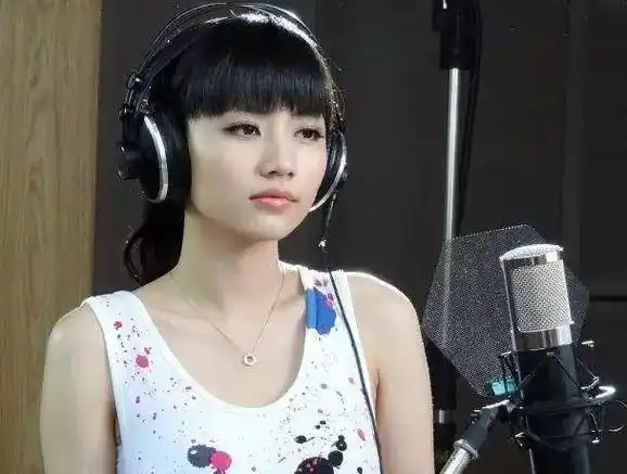 《快乐女声》中,我们看到了这个齐刘海,乖乖女,声音很甜美的刘惜君
