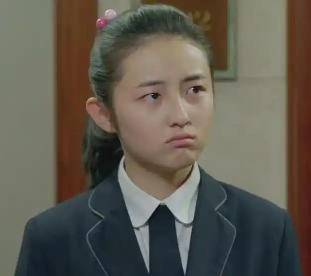 作品无人问津,演技被质疑:和渣男焉栩嘉恋爱后,张子枫被骂惨了|周迅