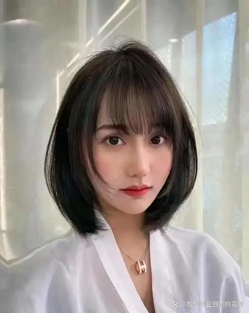 非常简约又百搭的漫画短发给人一种纯纯的感觉,特别适合发量多的女生