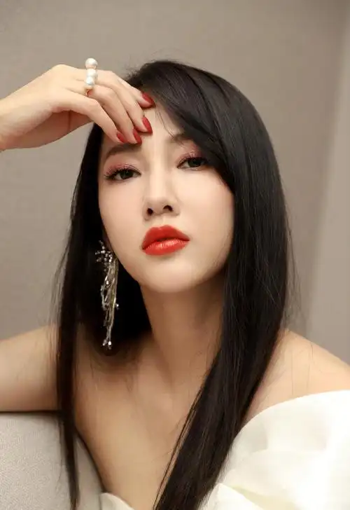 明星图片 大陆 女 弦子 > 弦子抹胸裙性感写真图片(6/9)上一组图 下一