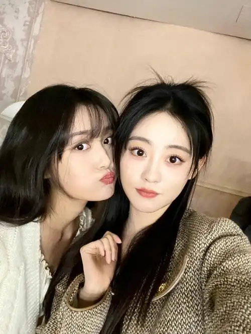 祝绪丹晒与蒋依依合影#祝绪丹晒与蒋依依live合照,美女就喜欢与门女