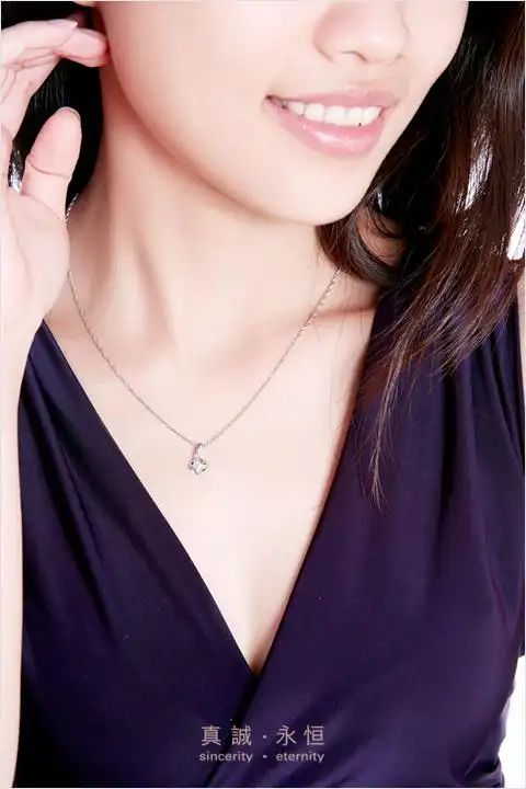 周大福 骄人系列 之雅致高贵18k金镶钻石吊坠