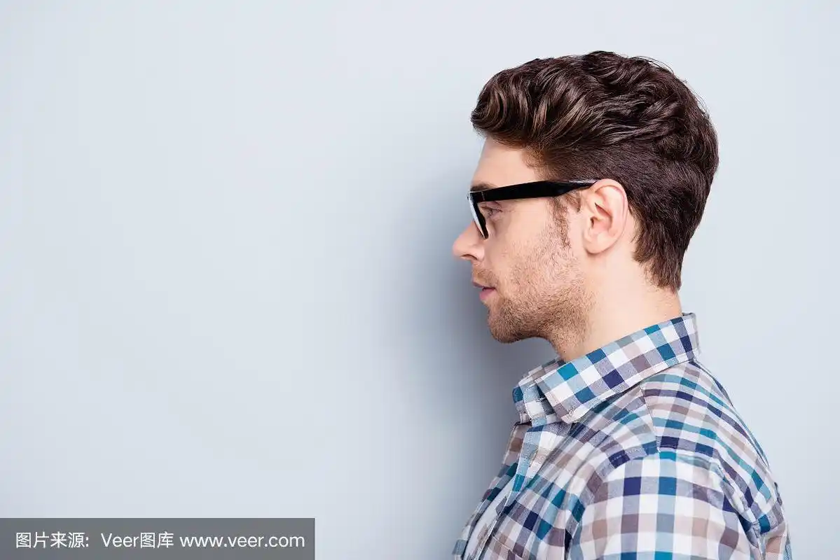 广告的概念.轮廓的聪明,聪明的家伙在眼镜看副本空间在灰色的背景