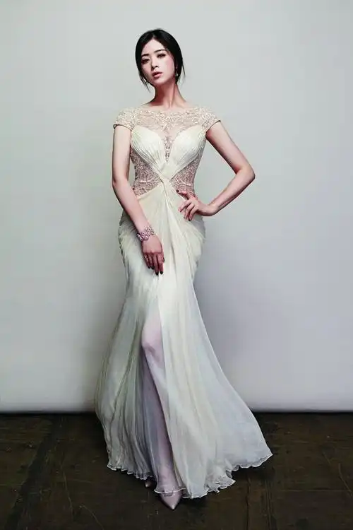 蒋欣瘦了一大圈穿格子短裙秀美腿网友简直像换了个人