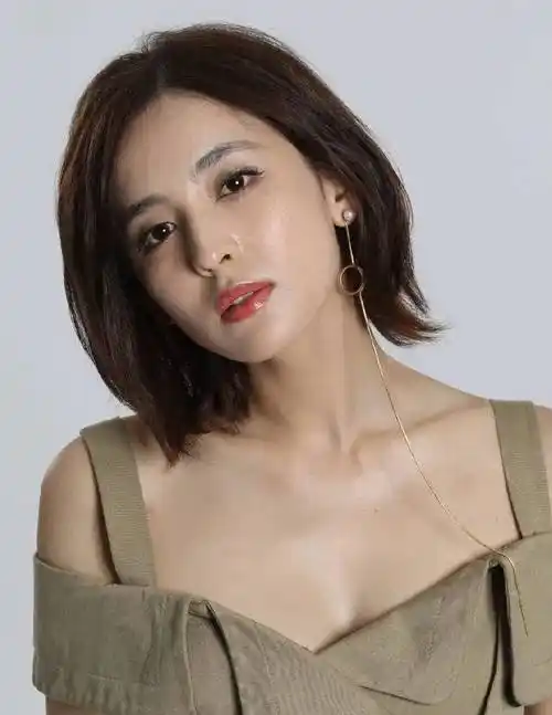 古力娜扎生图曝光,皮肤白皙,迷人美人沟意外暴露一个小玩意_新疆_女子