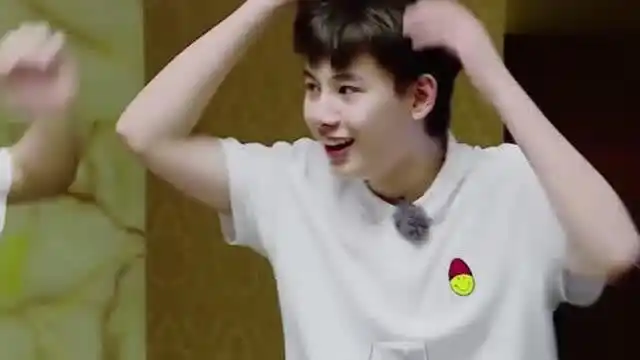 胡先煦见到王彦霖上来就是一个熊抱,金星都忍不住笑了!太可爱啦