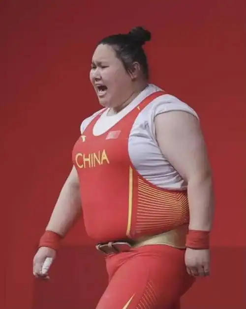 有部大热的韩剧《举重妖精金福珠》,演绎的就正是女举重运动员备受