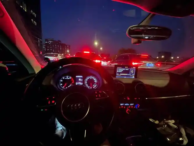 空闲独自一人的时候就喜欢待在车里听音乐99,偶尔开车短途去杭州逛