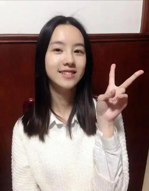 是一种由颜值等综合缔造的结果,而这一点在陈都灵的身上,就自然而然的