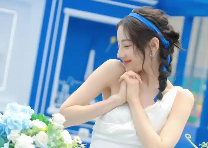 迪丽热巴出席活动,身穿高开叉一字肩连衣裙,微微一笑,少女感十足_照片