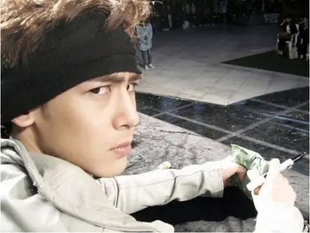 我结110129那期,尼坤的发型.就是2pm回归,带黑色发带那个.