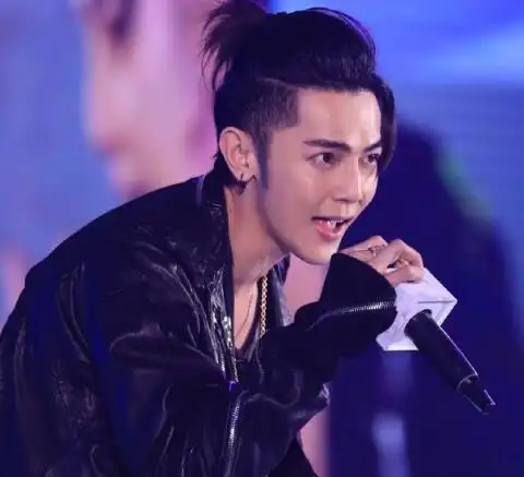 【汪东城个人资料简介】家庭背景02 年龄身高体重 演艺经历 微博