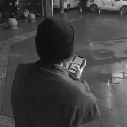 黑白伤感头像男生真人执迷不悟我只想走自己的路