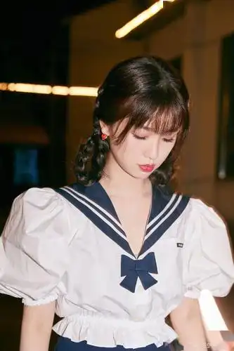 虞书欣晒水手服写真 梳双马尾麻花辫甜笑清新少女