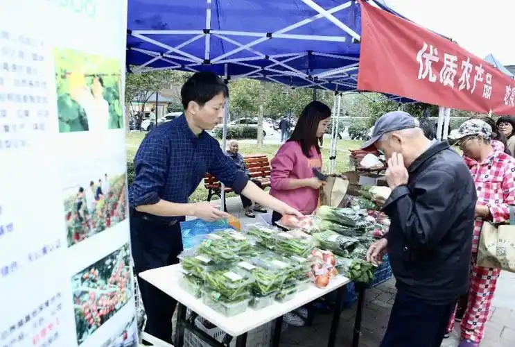 本次进社区活动共设9个展位,活动现场俨然似一个小菜场.