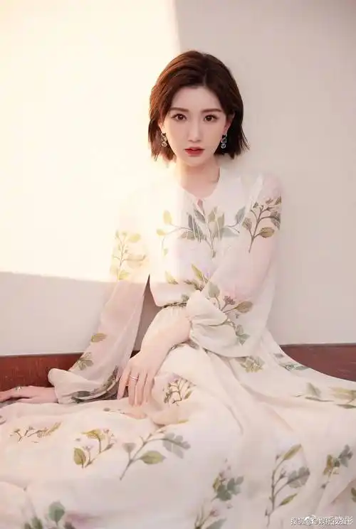 毛晓彤一袭印花白裙写真温柔优雅甜美可人