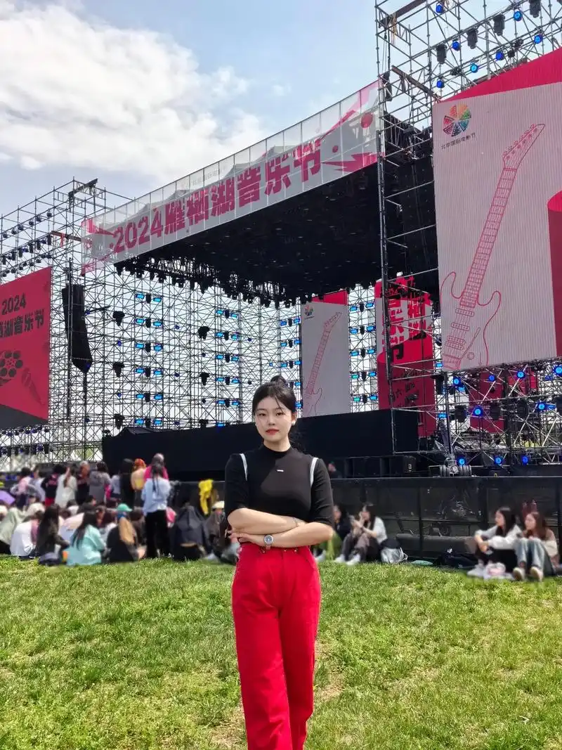 人声鼎沸 下次见#总要去一次音乐节吧 #享受自由 #小鬼王琳 - 抖音