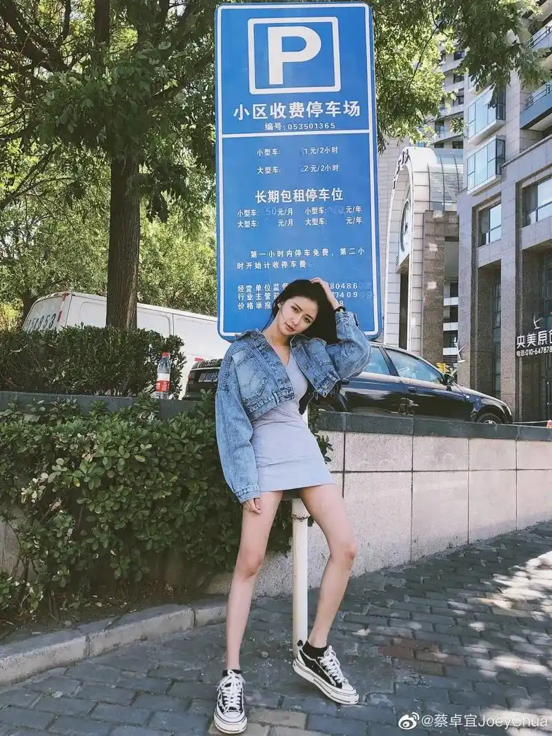 刷屏的高人气美女蔡卓宜可以凭衣品出道了