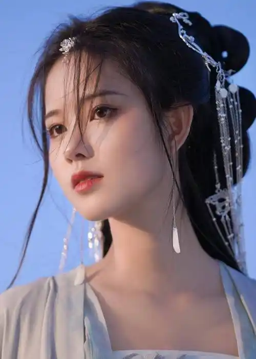 网友都说:初见这位美女的那份恬静,那份温婉,那份超凡脱俗,就像一首集