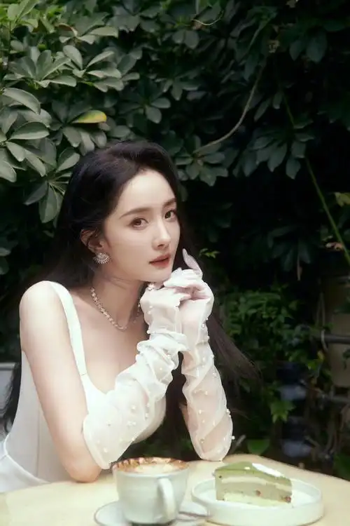 杨幂出席活动,穿一条白色长裙搭配薄纱手套,温婉优雅又迷人! - 华中网