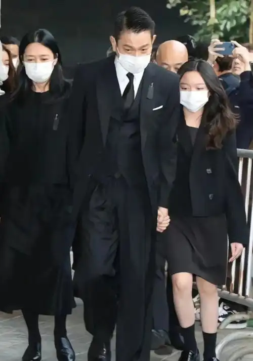 当天,刘德华左手牵着女儿刘向蕙,右手牵着老婆朱丽倩,一家三口紧紧地