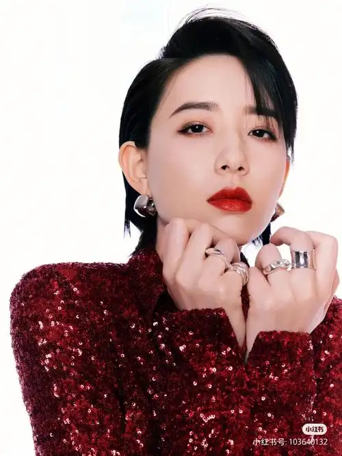 火热的红碰撞出不一样的李斯丹妮