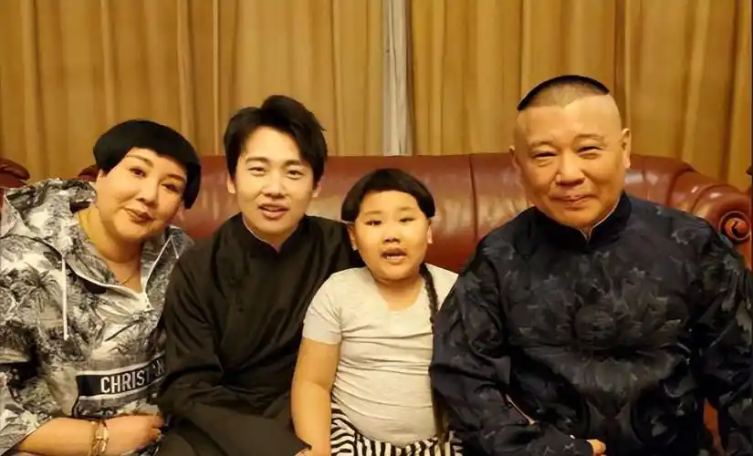 郭德纲夫妻罕同框!王惠圆润双下巴太可爱,郭德纲和老婆说悄悄话_麒麟_