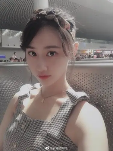 南大校花晒清新写真 绿意盎然有活力